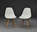 Charles Eames. To skalstole, model DSW 2 
