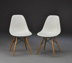 Charles Eames. To skalstole, model DSW 2