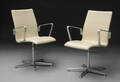 Arne Jacobsen. Et par armstole, model 3273 Oxford. 2