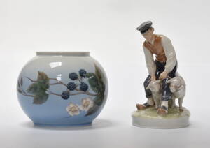 Royal Copenhagen. Figur og vase af porcelæn 2 Denne vare er sat til omsalg under nyt varenummer 4323356