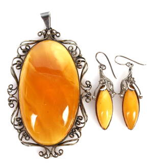 Dansk rav. Vedhæng af poleret rav, H. 8,5 cm