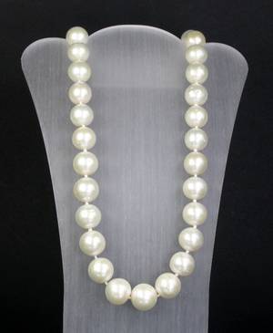 Südsee-Perlenkette mit goldener Kugelschließe