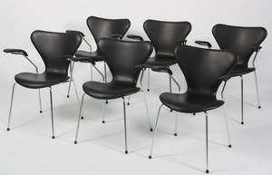 Arne Jacobsen 1902-1971. Sæt på seks armstole, model 3207, nybetrukket med sort Savanne læder. 6