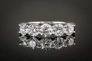 Brillantring af platin. I alt 1.53 ct.