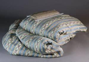 Zwei Bahnen Bezugsstoff und Kordel. 3