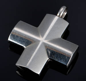 Georg Jensen. Moderne vedhæng af sterlingsølv i form af kors