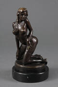 Bronzefigur af ung kvinde 