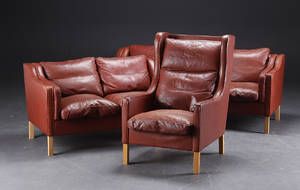 Dansk møbelproducent. Sofasæt. Højrygget hvilestol, to- og trepersoners i læder 3