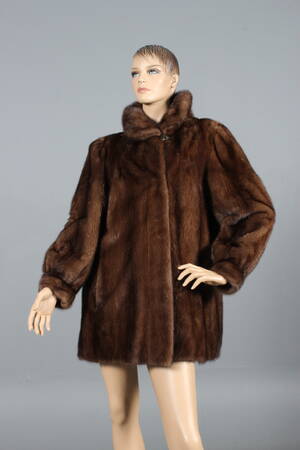 Saga Mink. Pelsjakke i brun, str. 40-42 Denne vare er sat til omsalg under nyt varenummer 4118489
