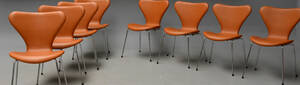 Arne Jacobsen. Et sæt på otte Syver stole med cognacfarvet calvados læder. 8 