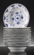 Royal Copenhagen. Tretten musselmalede helblonde dybe tallerkener nr. 1079 13