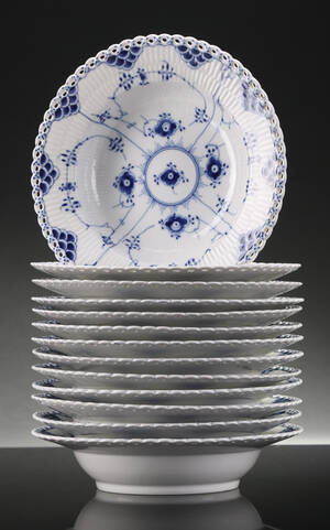 Royal Copenhagen. Tretten musselmalede helblonde dybe tallerkener nr. 1079 13