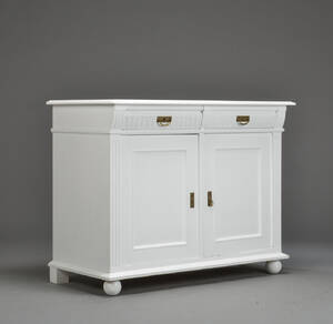 Skænk af bemalet træ.