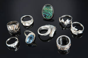 En samling moderne ringe af sølv og sterlingsølv 9