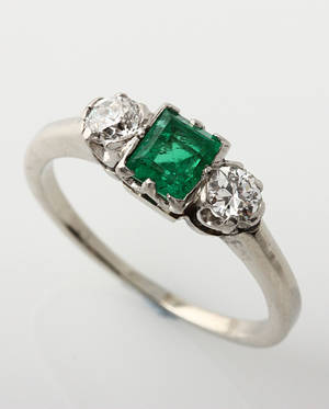 Smaragd- og brillantring af 18 kt. hvidguld. 1900tallets første halvdel