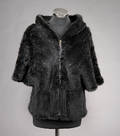 Poncho-jakke af strikket mink. Scanblack. Str. 38-40.