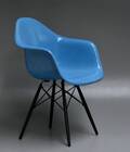 Charles Eames. Armstol i glasfiber, model DAW