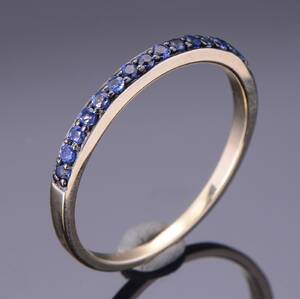 By Frisenholm. Safirring af 14 kt. guld