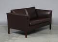 Mogens Hansen. To-personers sofa i brunt læder 