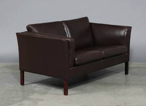 Mogens Hansen. To-personers sofa i brunt læder
