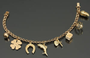 Bismark. Armbånd med charms, 14 kt guld