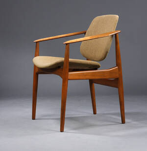 Arne Vodder. Armstol af bøg, betrukket med olivenfarvet uld,