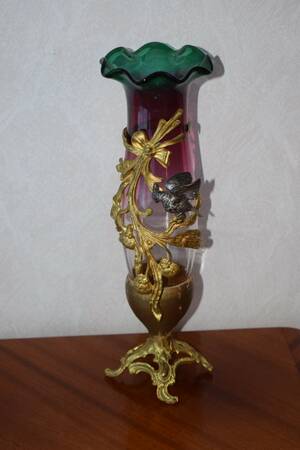 Vas med mässingornament 1800 tal