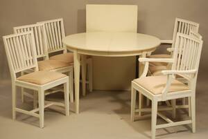 MATGRUPP GUSTAVIANSK STIL 1900-TAL, 2 ST KARMSTOLAR, 4 ST STOLAR  MATBORD, MATBORD DIAM 106, TOT LÄ M ILÄGGSSKIVA 164 CM