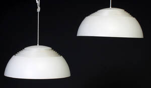 Arne Jacobsen. To AJ-Pendel loftlamper 2 Denne vare er sat til omsalg under nyt varenummer 4113265