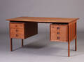 Dansk møbelproducent. Fritstående skrivebord, teaktræ