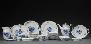 Royal Copenhagen. Blå Blomst, kantet spisestel af porcelæn. 37