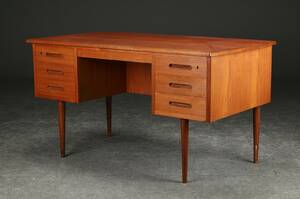 Fritstående skrivebord af teaktræ, dansk møbelproducenten 