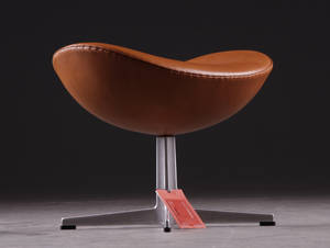 Arne Jacobsen 1902 - 1971. Skammel tilÆgget med cognacfarvet Range Aniline læder