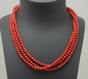 3-radet halskæde med koraler