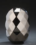 Minotti. Vase af porcelæn dekoreret med platin
