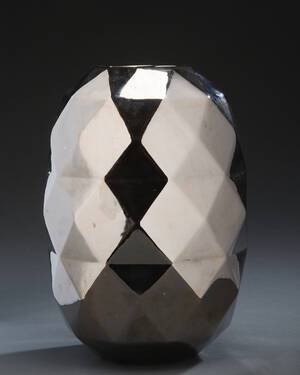 Minotti. Vase af porcelæn dekoreret med platin