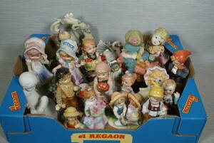 Diverse figuriner i porslin, konstmassa, keramik