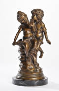 Figur af bronze af to børn, på rund sokkel af sort marmor