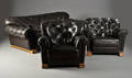 Chesterfield sofa samt to hvilestole 3