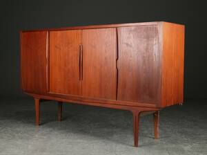 Skænk af teaktræ, dansk møbelproducent