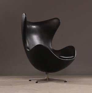 Arne Jacobsen, lænestol ægget, sort læder