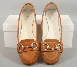 A pair. 1 par loafers, läder. Cheope Cognac stl 39