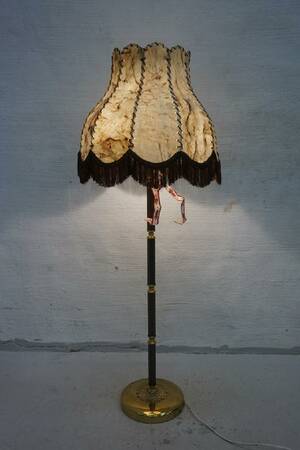 G.B.W 212 golvlampa med skärm. B182