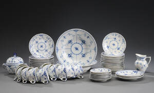 Royal Copenhagen. Service af porcelæn musselmalet,  halvblonde bestående af. Denne vare er sat til omsalg under nyt varenummer 4115841