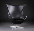 Arne Jacobsen. Lænestol, Ægget, betrukket med sort Classic læder, model 3316 Red Label   Denne vare er sat til omsalg under nyt varenummer 4314220