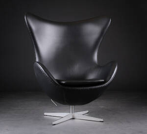 Arne Jacobsen. Lænestol, Ægget, betrukket med sort Classic læder, model 3316 Red Label   Denne vare er sat til omsalg under nyt varenummer 4314220