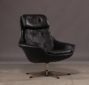  H. W. Klein. Lænestol, sort skind 