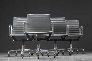 Charles Eames. Fire Kontorstole fra serien Aluminium Group Konference 4