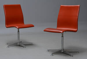 Arne Jacobsen. Et par Oxford stole med returdrej, rødbrun læder 2  Denne vare er sat til omsalg under nyt varenummer 4715025