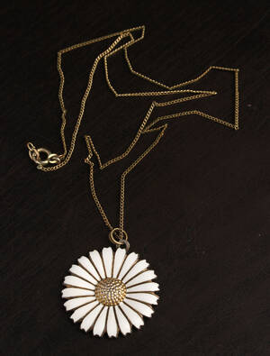 B. Hertz, marguerit vedhæng m.m. sterling sølv